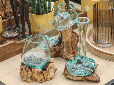 Besondere Glasvasen mit Holz
